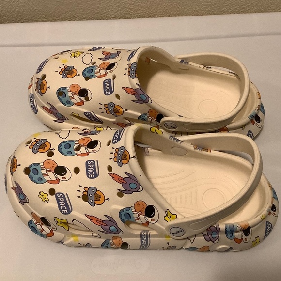 Boys Girls Clogs Kids Classic Garden Water Clogs Astronaut Print 36-37 - Picture 2 of 12